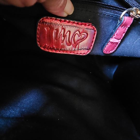 Imoshion red faux alligator embossed leather purse with acrylic handle. - Picture 9 of 10